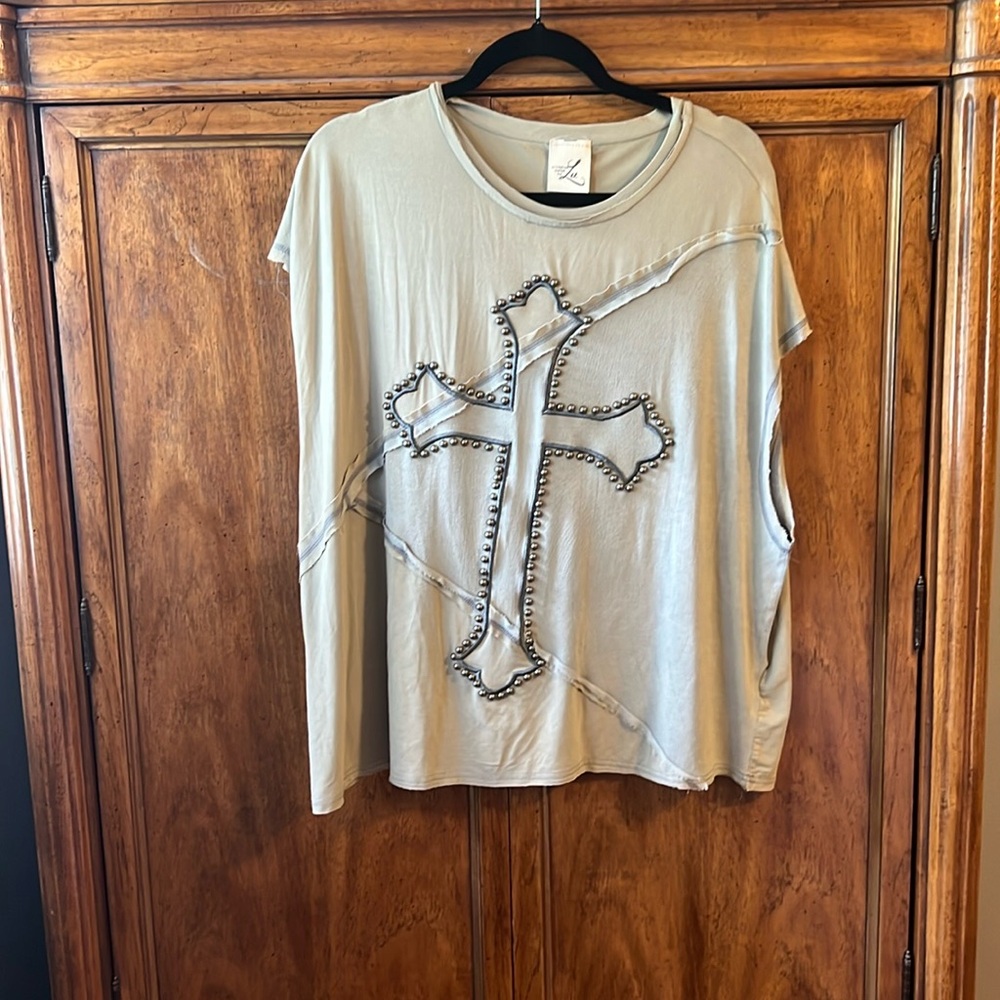 COPY - Sleeveless decorated knit shirt